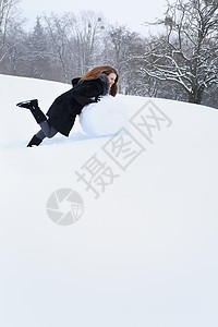 女人在雪中塑图片