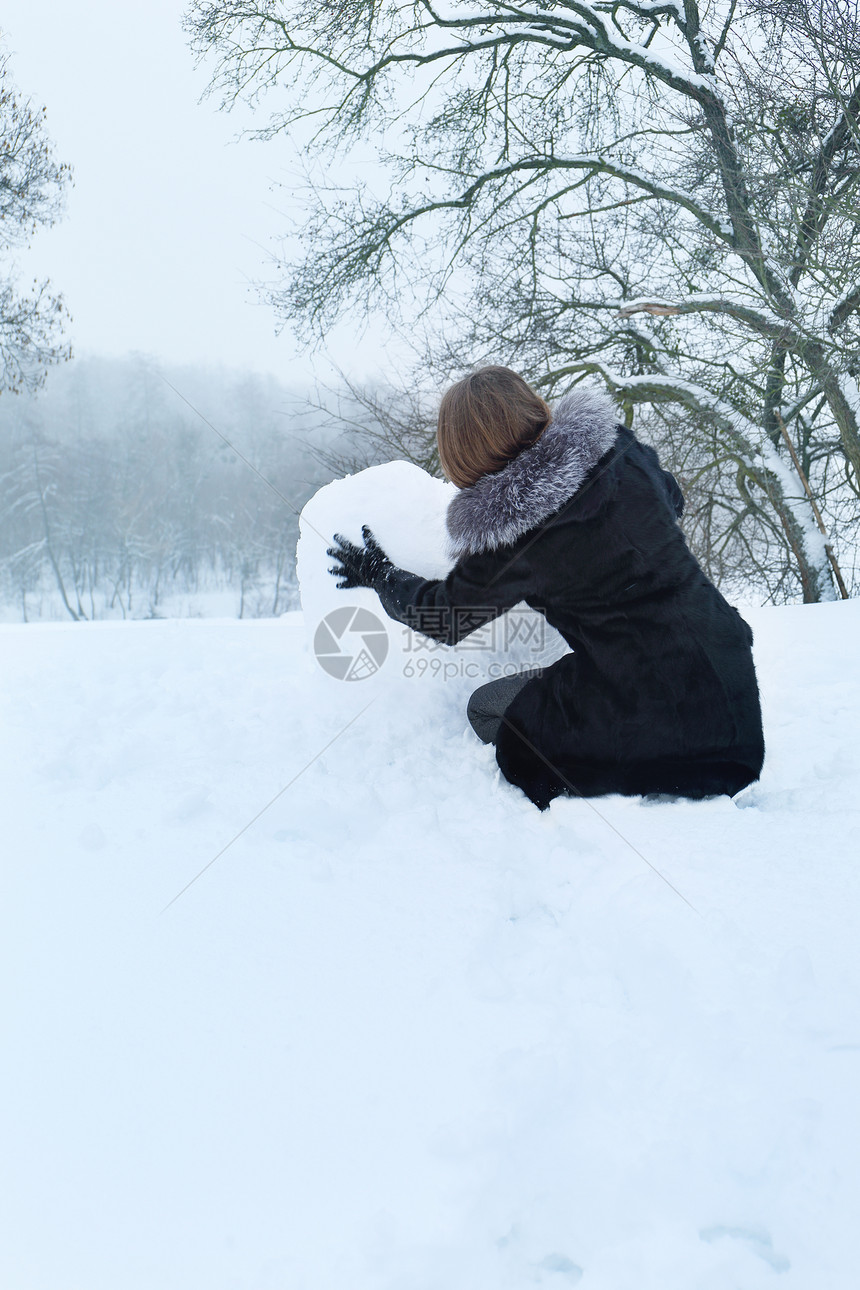 女人从雪中塑造出一颗大心脏图片