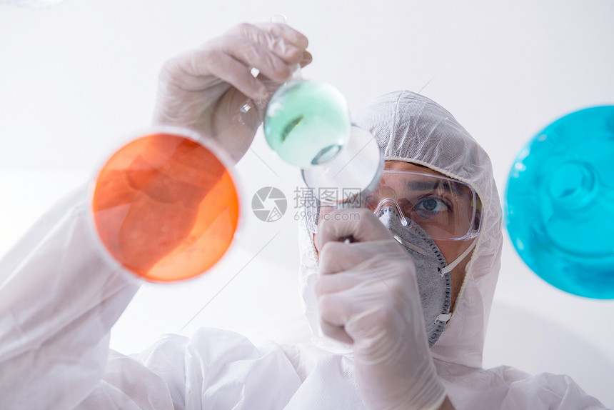 在危险化学品实验室中工作的化学图片