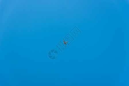 小型飞机越蓝天图片
