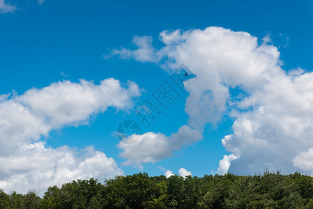 蓝天上的大白云图片