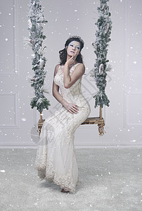 打扮成雪之女王的女人图片