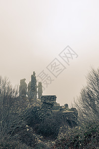 科西嘉市Vizzavona堡的古老石块废图片