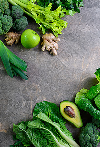 绿色水果和绿叶蔬菜的安排象征着素食或健康的食品图片