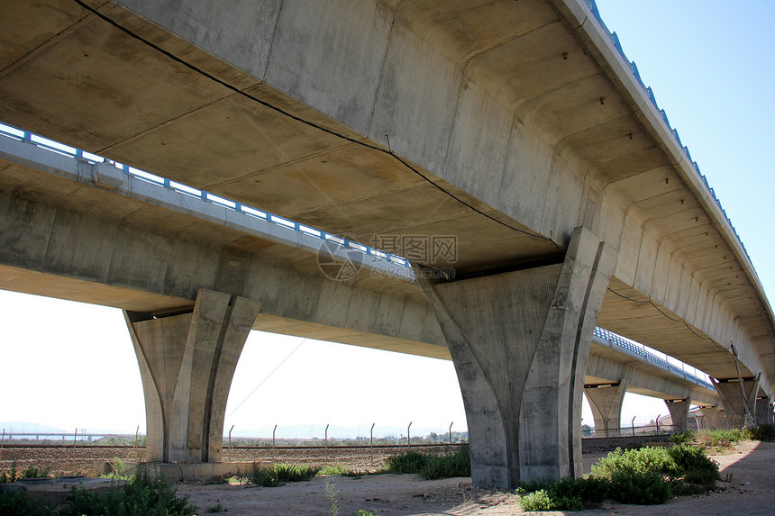 这座桥梁是跨越障碍建筑的人工程结构建图片