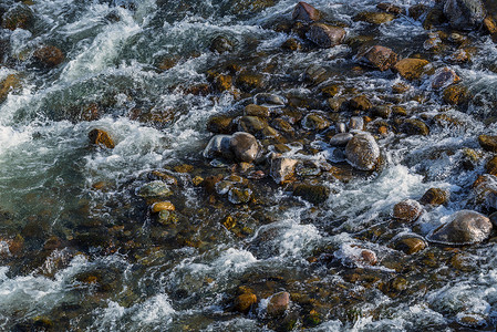 寒冬以山河的frazil方式在冰冷岩石图片