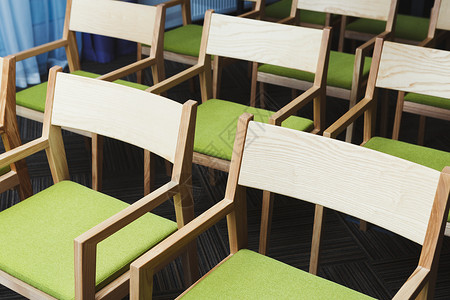 现代酒店现代会议厅的绿色椅子特写图片