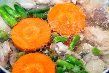 在燃气灶上煮健康营养汤的特写镜头图片