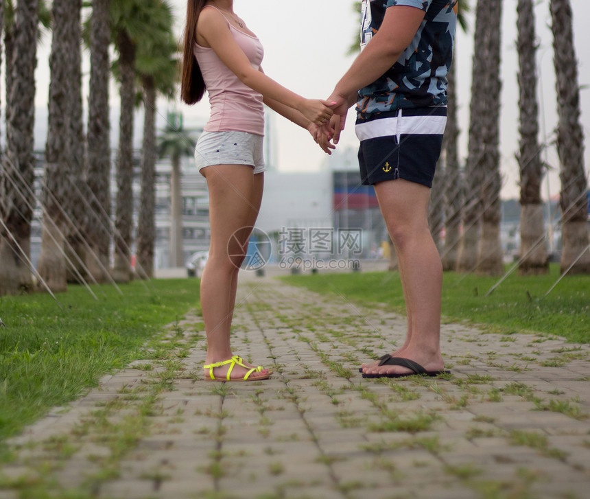 夏天在公园里散步的年轻夫妇图片