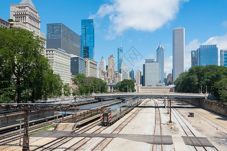 芝加哥市中心的白色大桥图片