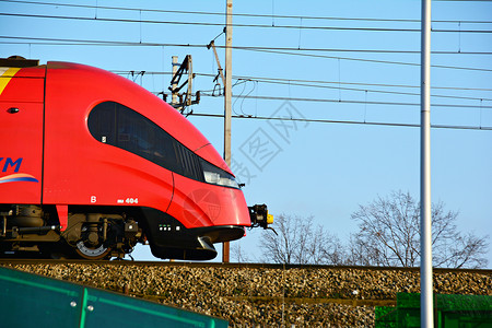 红色现代火车侧面图图片