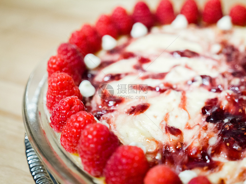 一张美丽而多彩的充满活力的白色巧克力干莓芝士蛋糕甜点和水果在木肉屠夫区背景上涂料来做一个图片