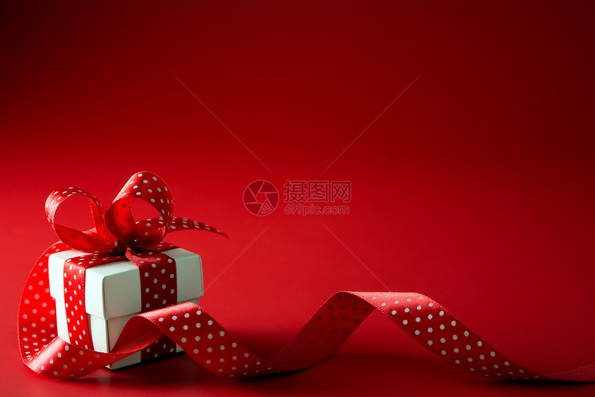 情人节快乐礼物或红色背景的礼物盒图片