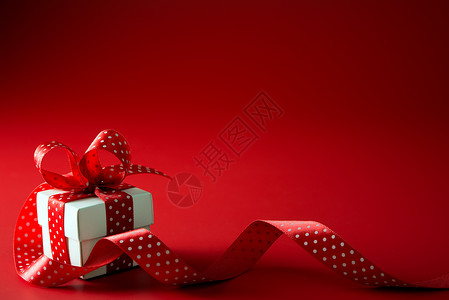 情人节快乐礼物或红色背景的礼物盒图片