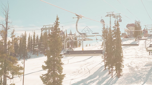 开阔的空中滑雪机升到山顶图片