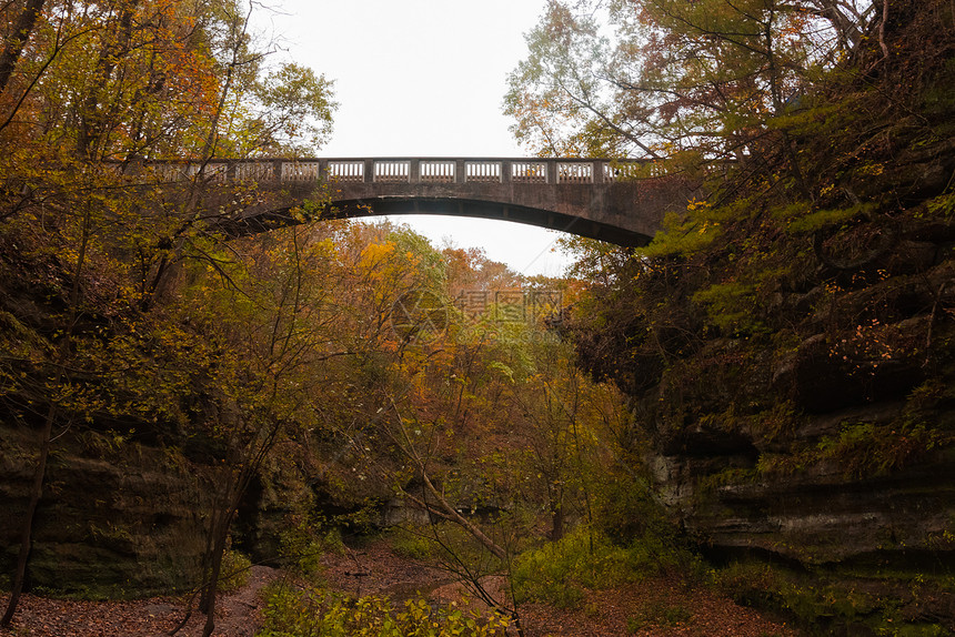秋天五颜六色的公园里的大石桥图片