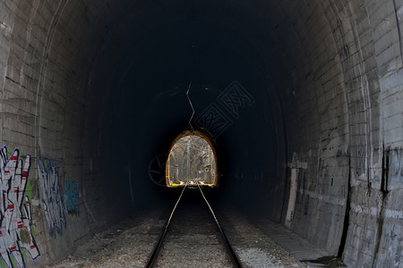 隧道和铁路隧道尽头的光图片