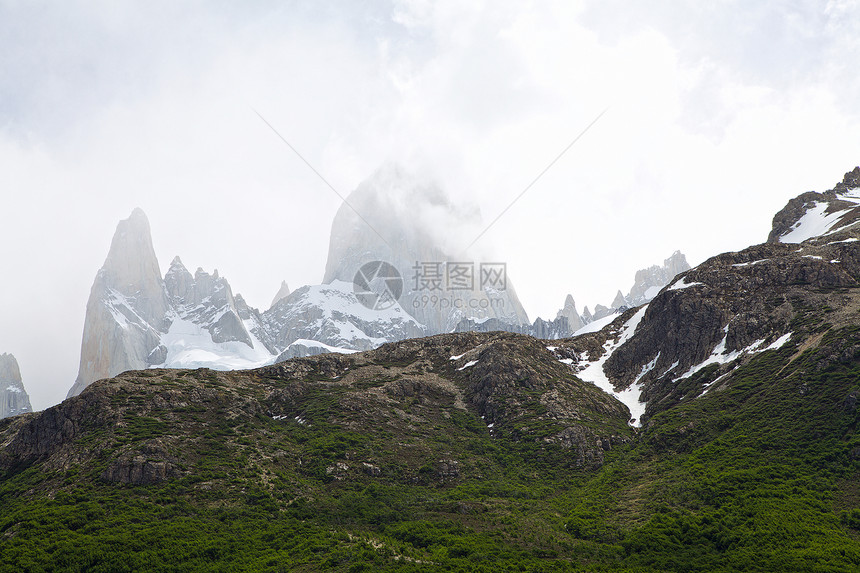 阿根廷洛斯冰川公园云层中的菲茨罗伊山和波伊诺山它是上登山者最具技术挑战图片