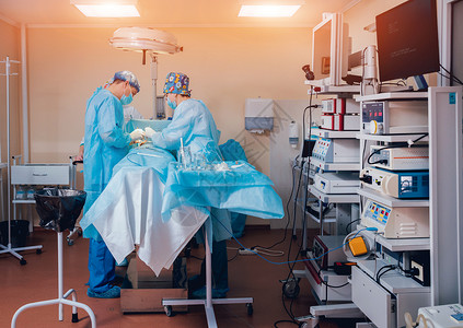 手术室里的一群外科医生带着手术设备图片