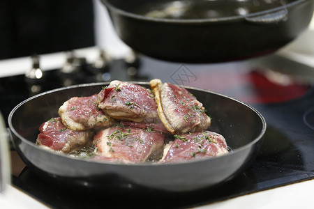 在煎锅里煎肉煎鸭子准备肉类菜肴图片