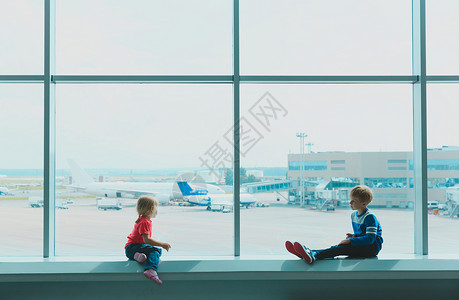 儿童在机场等待飞机图片