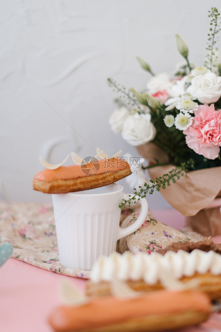 静物与泡芙玫瑰花束和白杯图片