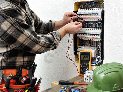 技术电工测量住宅配电板断路器的电压图片