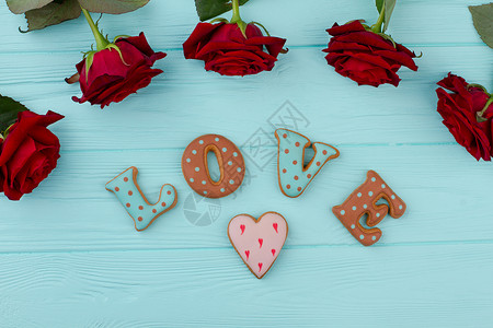 情人节木制背景上的装饰情人节爱姜饼和红玫瑰情人图片