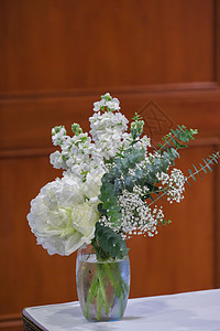 白种背景的新娘彩花鲜婚礼花束孤图片