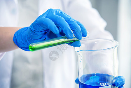 科学实验室研究员在实验室用蓝色和绿色图片