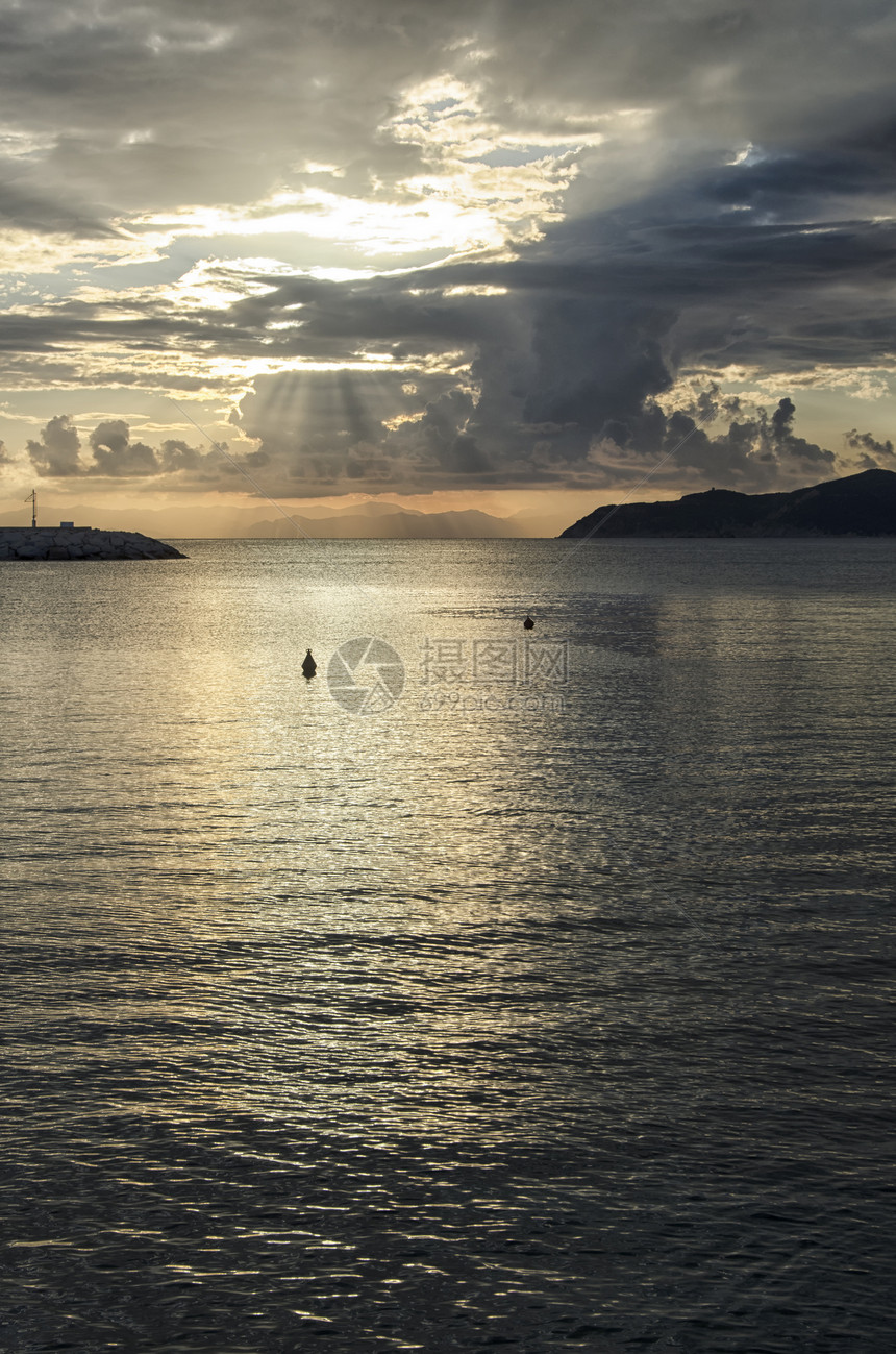 在撒丁岛海岸欣赏壮丽的日落图片