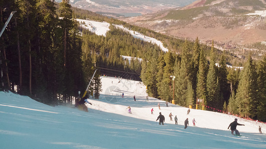 在滑雪季节开始时阿图片