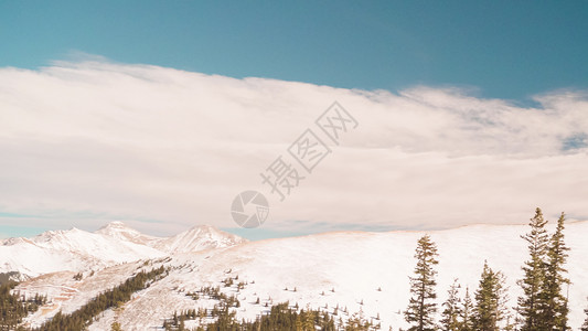 山峰的景色被白雪覆盖图片