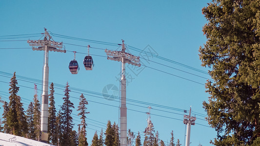 滑雪缆车到山顶图片