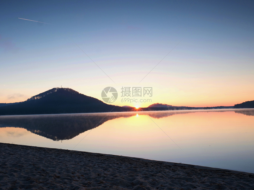 湖边被弃沙滩日落前天空晴朗地平线有阳图片