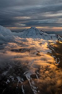 云层覆盖山脉的戏剧空中景观色图片