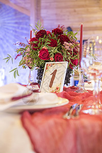 由盘子桌布和蜡烛环绕的婚礼桌上一套图片