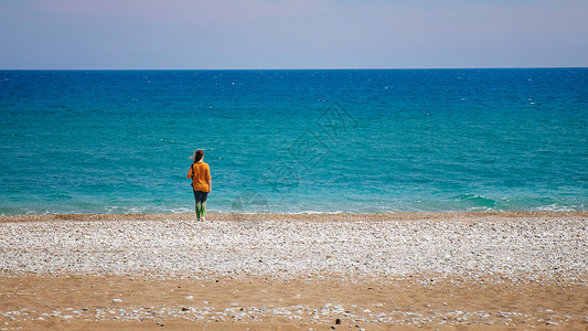 远近海边的一位旅行者的远视轮廓图片