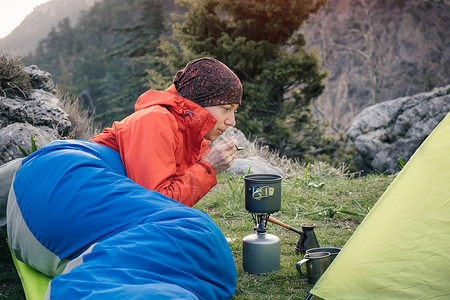 土耳其山区燃气炉上准备食物的旅遊者在图片