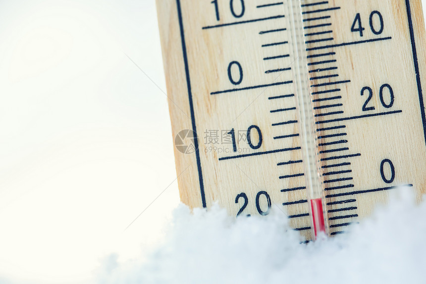 雪上的温度计显示低于零的低温摄氏度和华氏度的低温寒冷的冬天图片