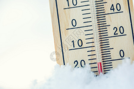 雪上的温度计显示低于零的低温摄氏度和华氏度的低温寒冷的冬天图片