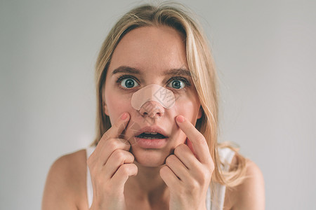 在化妆过程中用石膏在眼皮下涂上照相机的妇女脸部与白色背景隔绝图片