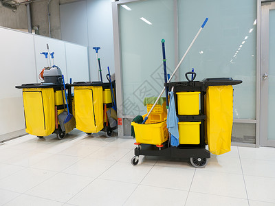 车站内的清洁车清洁工具推车和黄色拖把桶等待清洁机场办公室的桶和图片