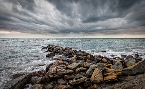 亚得里亚海的波浪在暴风雨般的天空下坠落图片
