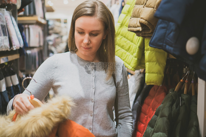 女人在服装店里选择图片