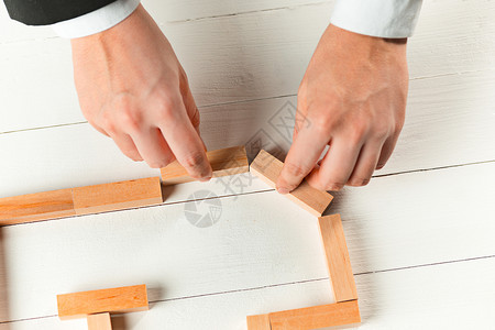 人和木制立方块放在桌上管图片