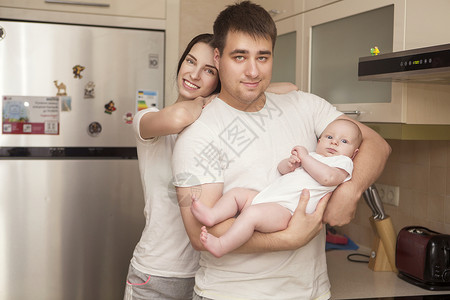 快乐的白人家庭穿着休闲装在家共度时图片