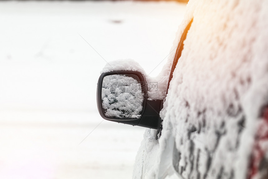 车内满是雪后视镜上的雪冬季驾驶时路上有雪的概念带影体空图片