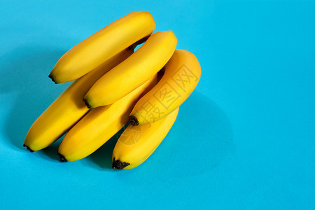 新鲜香蕉关闭于亮蓝色背景平地夏季概念静止生命图片