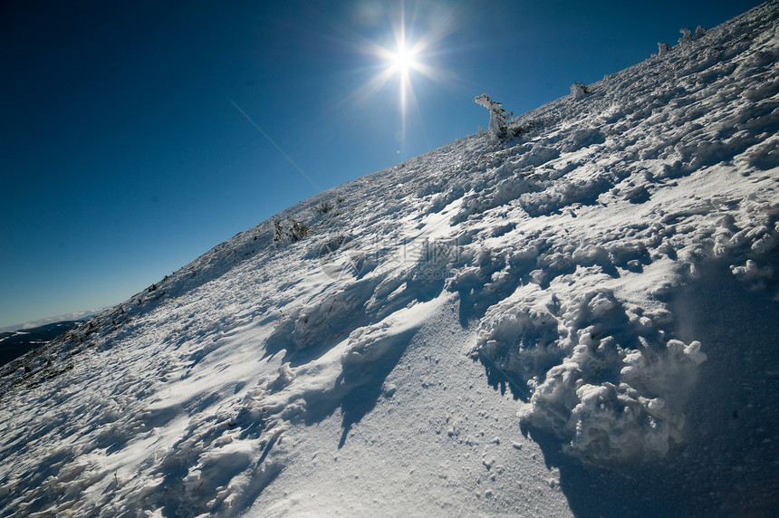 美丽的冬山雪地的图片